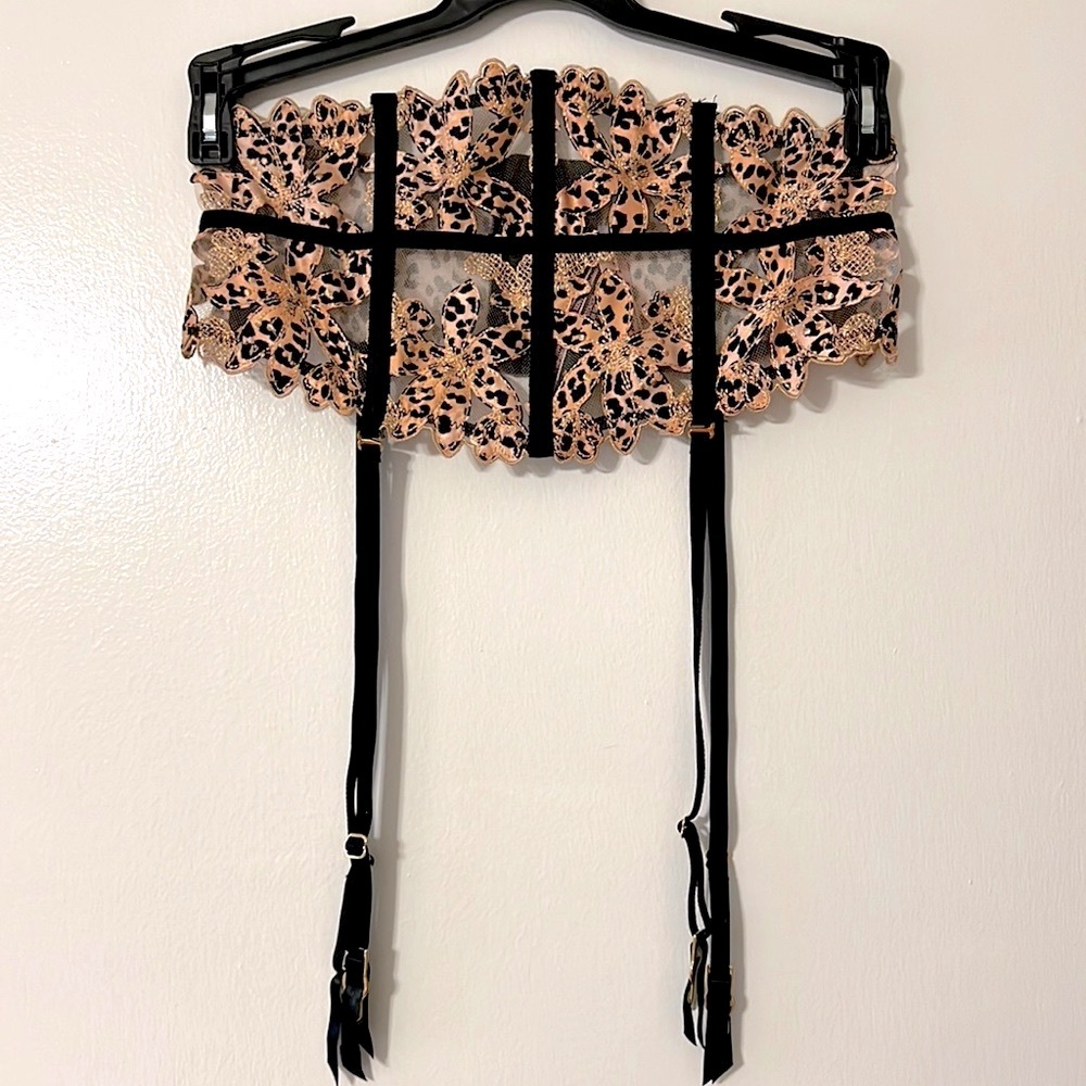 NWT Victoria’s Secret Leopard Garter Belt XS/S